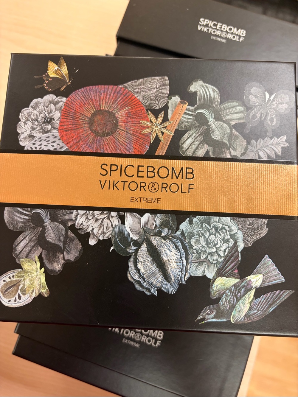 Viktor & Rolf Spicebomb Extreme Gift set- Black with Gold Accent holiday set